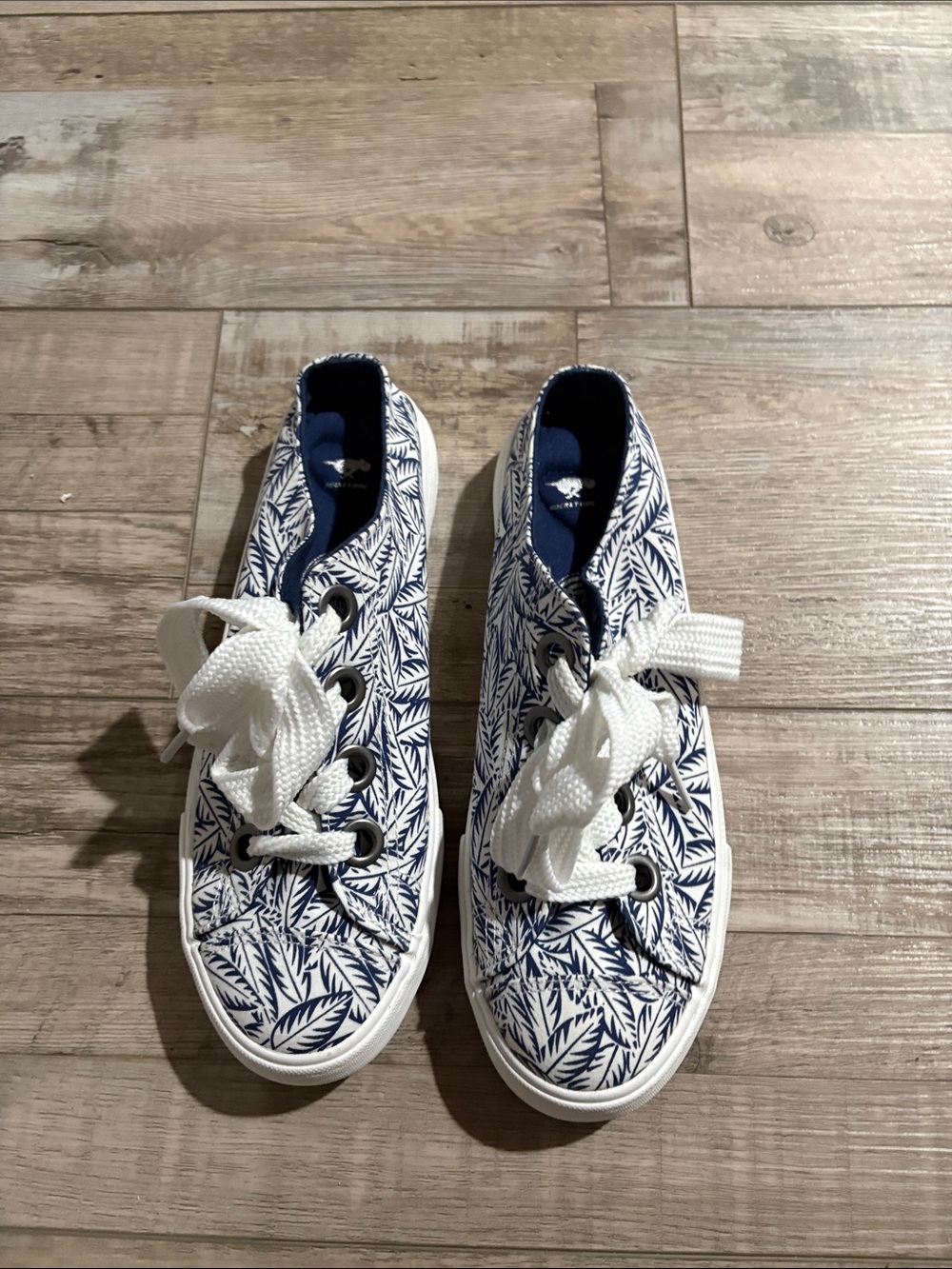 Rocket Dog Leaf-Print Canvas Sneakers in Navy and White